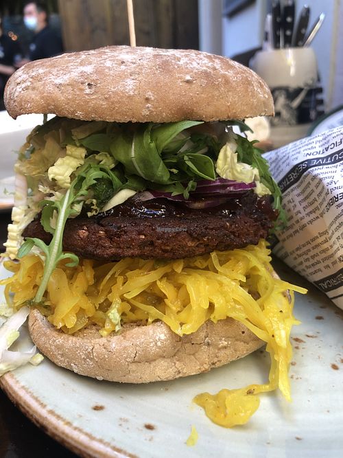 The new Flexit Vegan burger with homemade seitan patty and fermented curcuma-cabbage 😋 at Stadtwirtschaft Freiberg in Freiberg Saxony