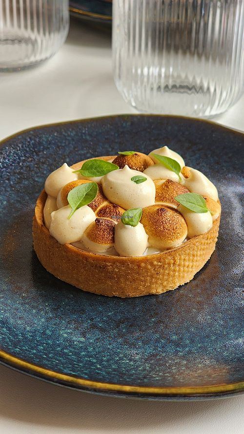 Lemon tart with basil leaves at Maria Quitéria Confeitaria Vegana in São Paulo