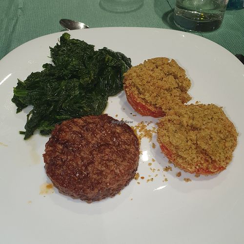 Hamburger con pomodori gratin e spinaci at Circolo ARCI San Lazzaro in Emilia-romagna