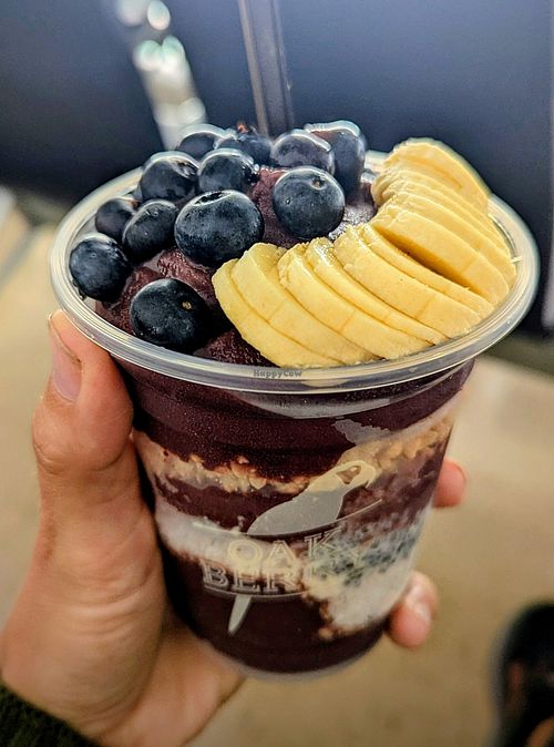 I opted for coco, banana, blueberries, chia pudding (made con leche de Almendras), peanuts at Oakberry in New York