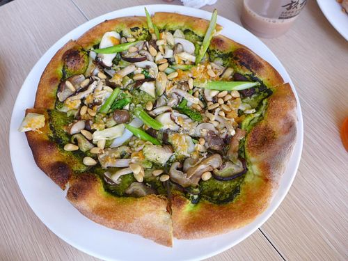 mushroom with pesto pizza. (vegan cheese) at Elite Pizza 依禮鮮蔬手工披薩 in Taichung