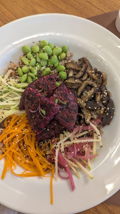 Pratos veganos saudáveis com hambúrguer de grãos maravilhosos. E opções para onívoros e vegetarianos também. Cozinha aberta, super limpa. Tem opções sem glúten . Super re at AVA Fresh Food in Curitiba