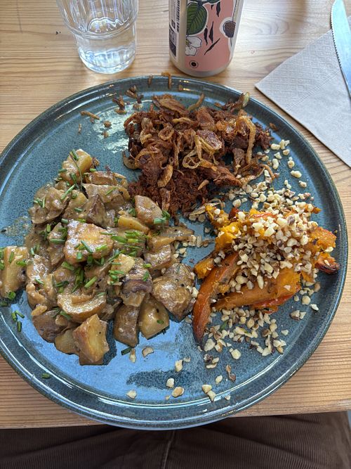 Pommes de terre au tahin, seitan et courge rôtie  at La Dévoreuse in Pays De La Loire