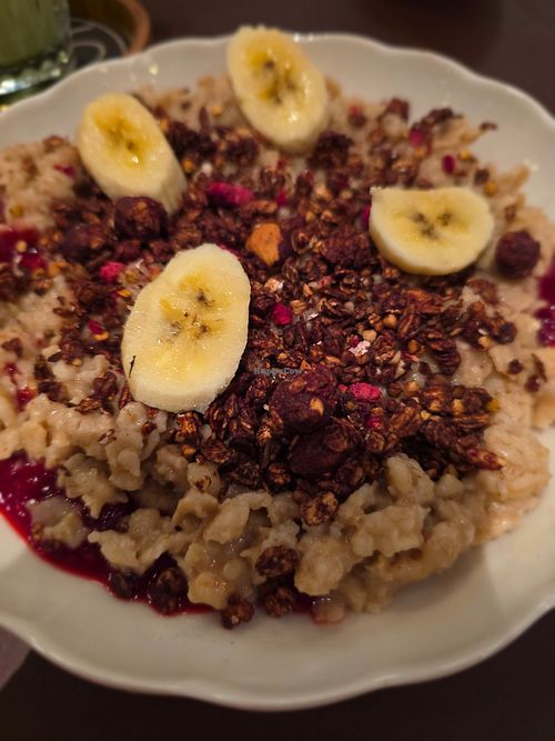 Vegan everyday hero porridge at Der schöne Ernst in Wien