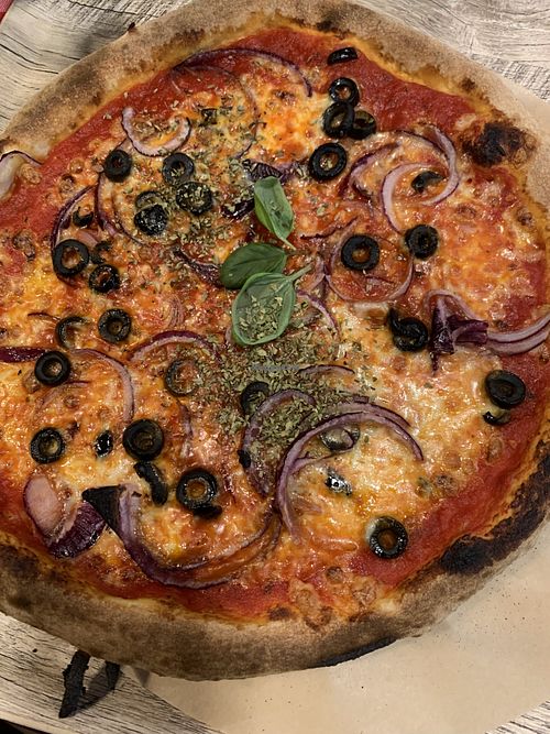 Vegan pizza with olives and red onions  at Andiamore in Baden-württemberg