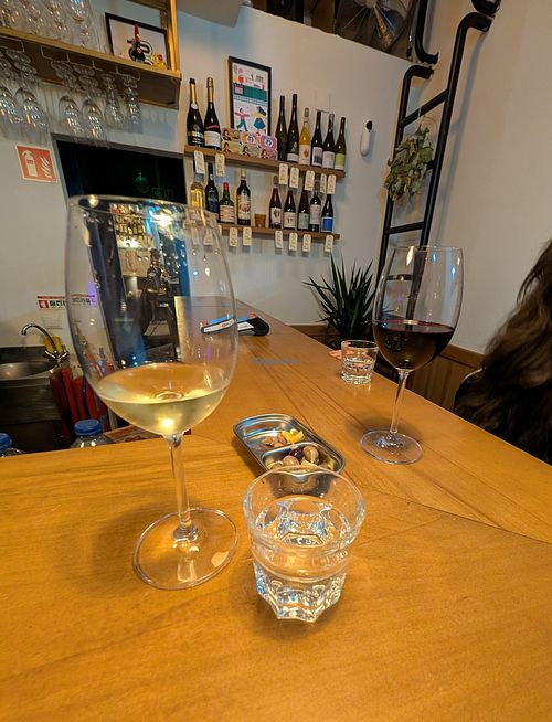 Vegan wine and bar snacks at Adega Etelvina in Lisboa