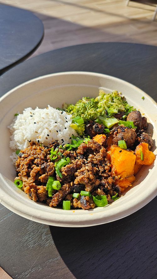 Impossible Bowl - Protein: 18g
US$ 18,00
18g of plant based protein from impossible beef at THRIVE Protein Bowls in San Diego