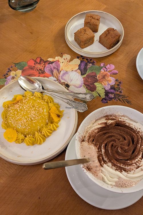 Deux desserts vegan et sans gluten. Chocolat chaud au lait de vache mais disponible en version 100% vegan at Chez Madame in Vannes