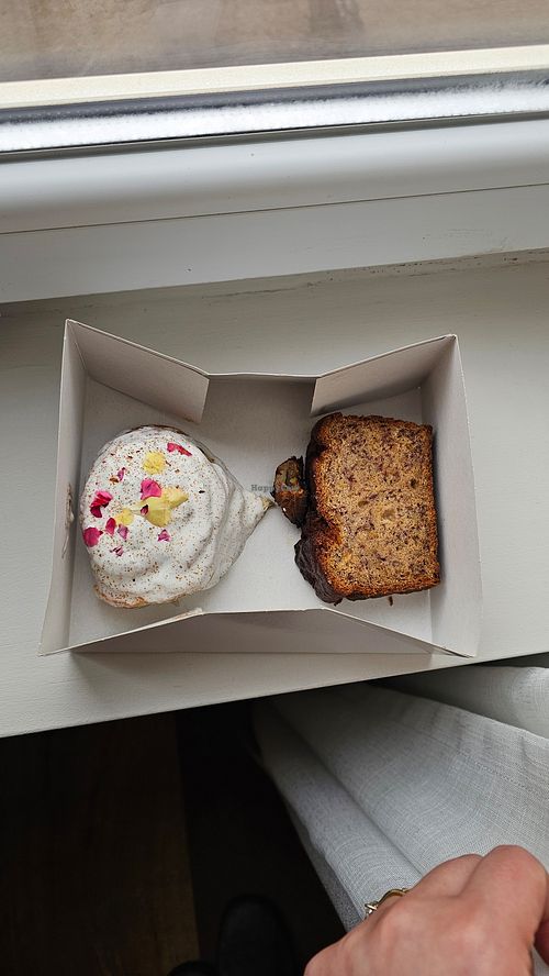 Vegan cinnamon roll and vegan banana bread at COMOBA To Go in Lisbon