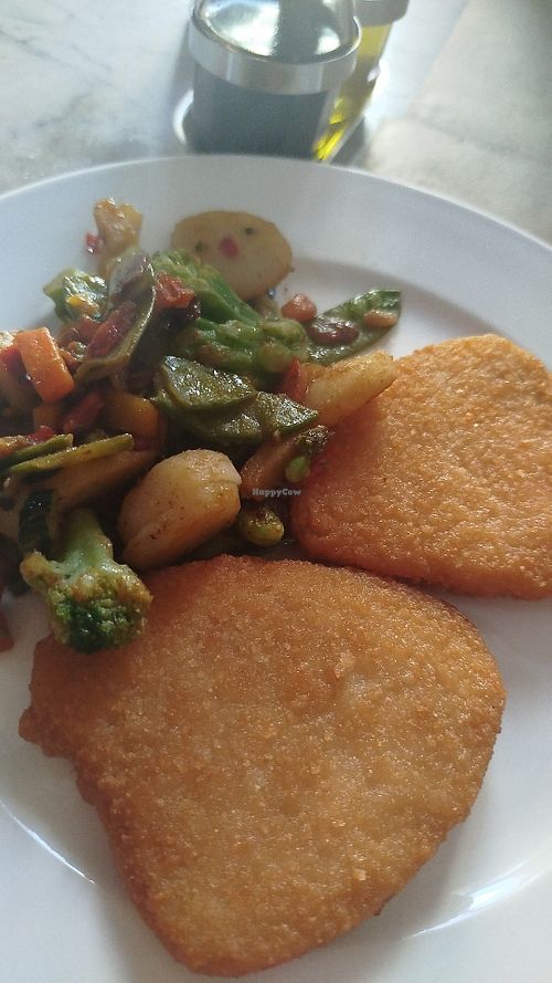 Escalopes veganos con salteado de verduras at El café de la torre in Catalunya