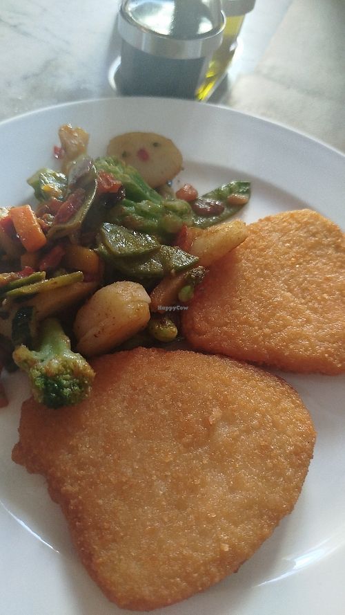 Escalopes veganos con salteado de verduras at El café de la torre in Catalunya