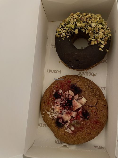 Frambuesa y macadamia cookie y pistachio chocolate baked doughnut   at POSDATA CAFÉ in Comunidad De Madrid