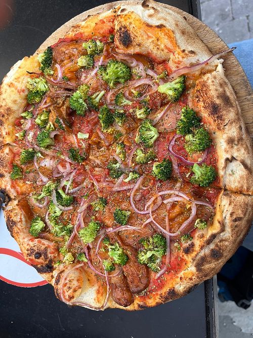 Pizza vegana with onion, aubergine and brocolli at Mozzart Pizza Center in Athina