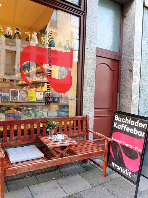 bench in front of the book store at manulit - Bücher, die verändern in Nordrhein-westfalen