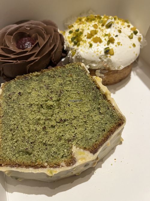 3 pâtisseries véganes 🌱   at Copines Paris in Bruxelles