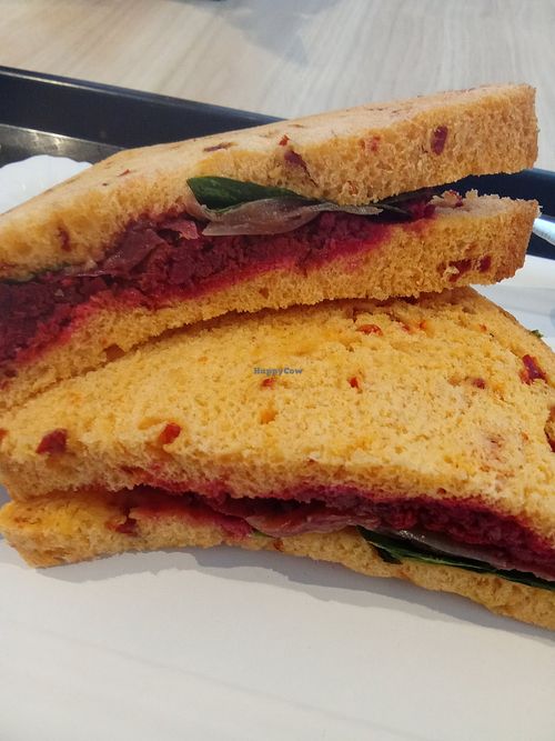 Sandwich de falafel de remolacha, cebolla caramelizada y salsa vegana at Como Express in Comunidad De Madrid