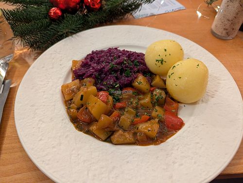 Veganes Weihnachtsessen (Klöße mit Gemüse und Rotkraut) at Paradiescafé in Thüringen