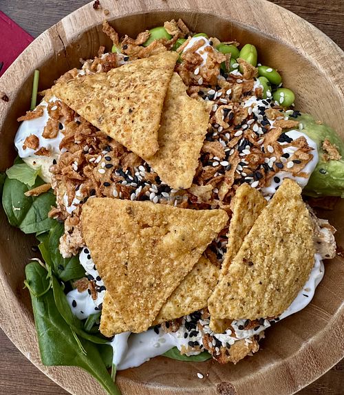 Bowl with quinoa base, tofu, edamame beans, and a range of vegetables and toppings.   at Hawaiian Poké Bowl - Korenmarkt in Vlaanderen