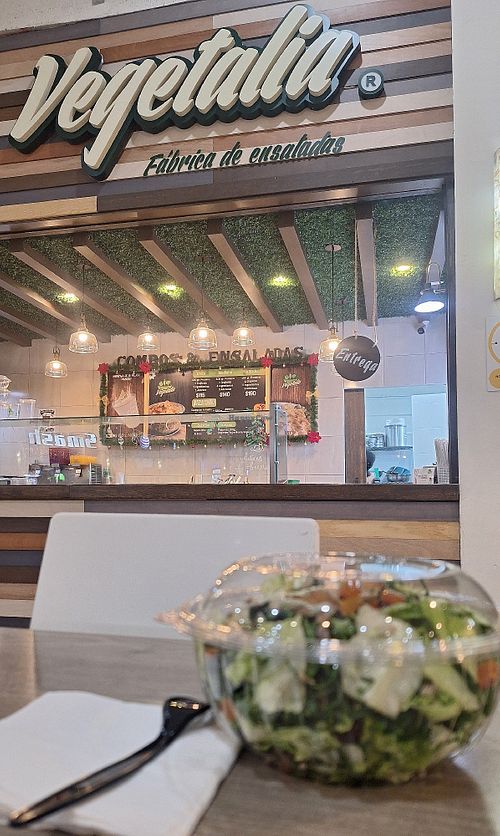 Ya hacía falta una barra de ensaladas en la plaza 😋🥗 at Vegetalia in Puebla