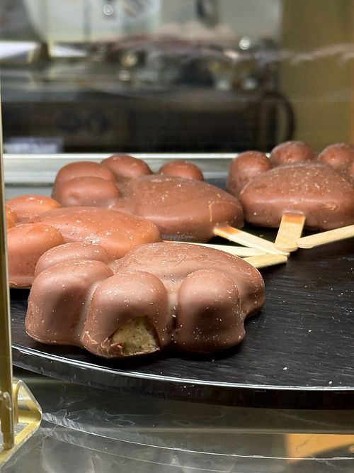 "cat paw" sweets at Katzentempel Hamburg Hafencity in Hamburg