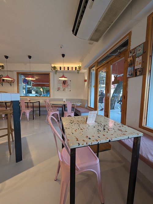  at Corgi Cafe | Arc de Triomf in Catalunya