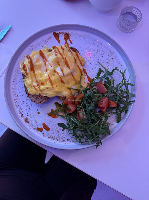 Rührei mit glutenfreiem Brot, auch vegan erhältlich.  at House of Orange in Dresden