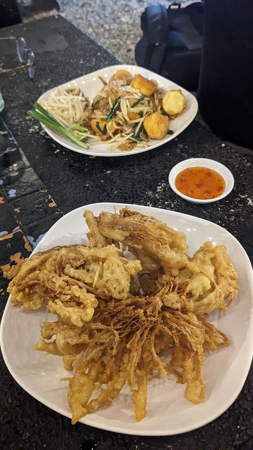 Pad Thai mit Tofu und Crispy Enoki Mushroom at The Lost Restaurant in Rayong