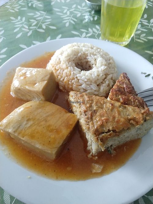Monochromatic cauliflower casserole plus rice and soy meat at Sayel in Lima