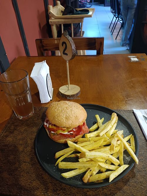 Sandwich vegano con champiñones y cebolla caramelizada, papas fritas y jugo de quesillo. at La Comarca Celiaca in Santiago
