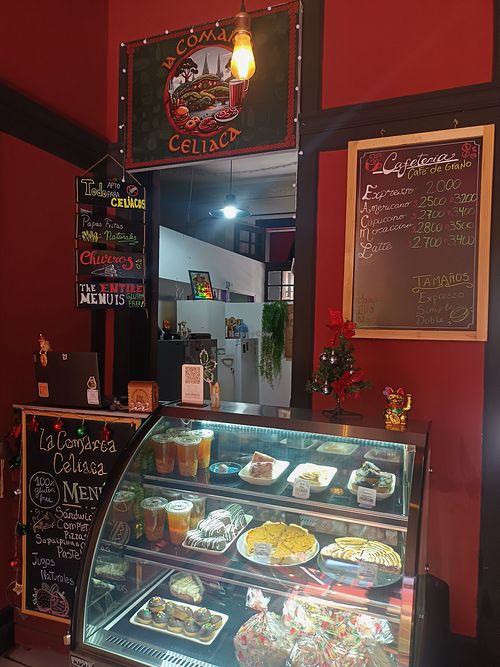 Esquina en dónde está la cocina, la caja y la vitrina del local. at La Comarca Celiaca in Santiago