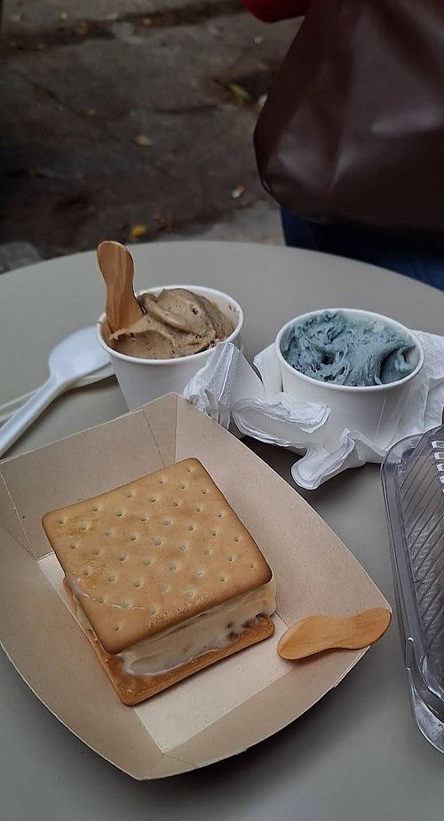 Helados hechos con aceite de oliva Chai y Lavanda con Blueberry,sándwich de helado de durazno at CHUN in Mexico City