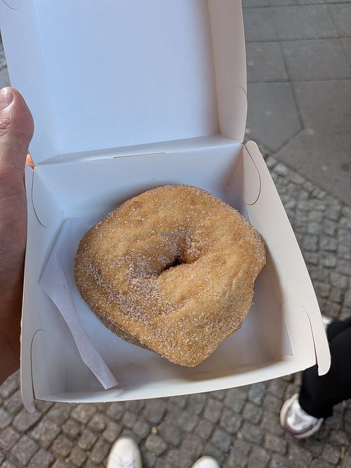 Basic with sugar: 4/5 at Sammys Berliner Donuts in Berlin