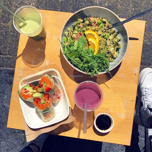 Spring rolls, qinoua salad and smoothies at Vegabond - Leliegracht in Amsterdam
