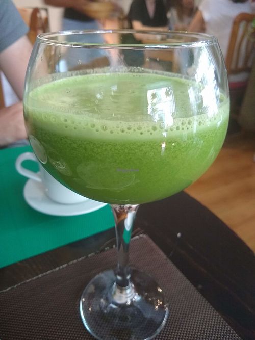 Green juice at Tiyoweh La Quietud in Madrid