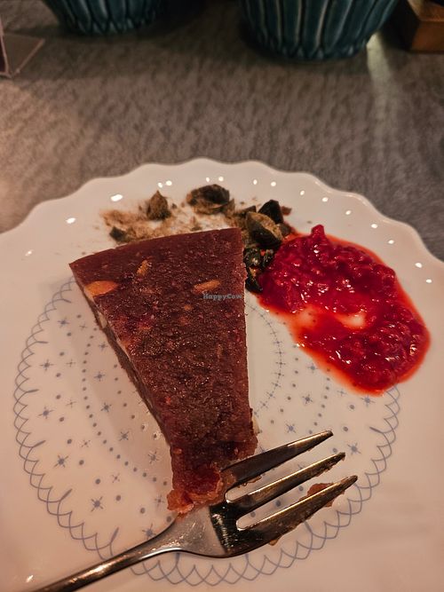 Almond raspberry cake with liquorice at Åre Kafferosteri in Aare