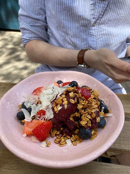 acai bowl at Kin Cafe Vegetarian in London