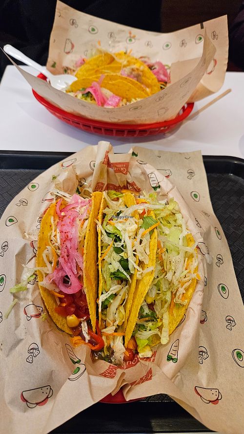Teois tacos a base de tofu et protéine de shitake, légumes et mayo végane at Quesada Burritos & Tacos in Drummondville