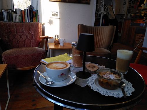 Warm drinks with vegan apple crumble ❤️ at Cafe Kaffka Frau L und Herr K in Niedersachsen