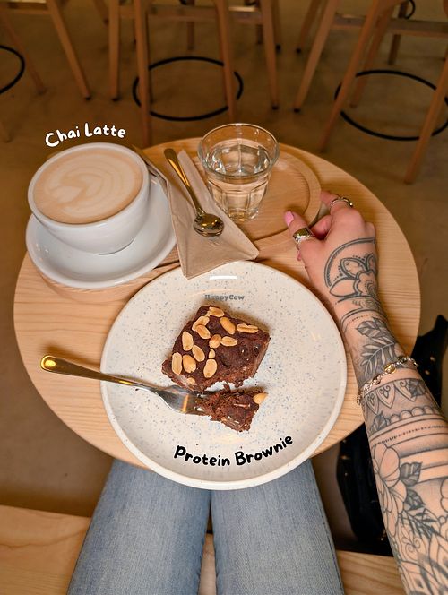 Chai Latte mit Hafermilch und glutenfreier veganer Protein Brownie at Café de Fleur in Wien