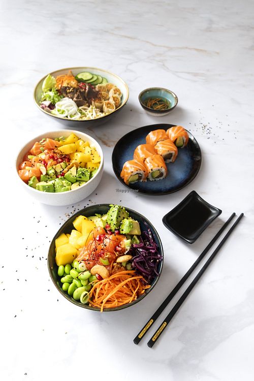 Poké bowl, Sushi, Bo bun tout personnalisable avec option végétarien at poké daily  in Lyon