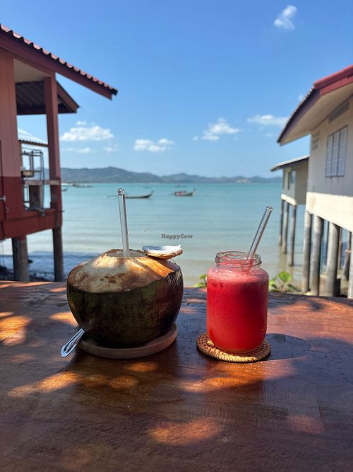 Fresh Coconut und Moksha Saft  at Plant Cafe in Ko Yao Noi
