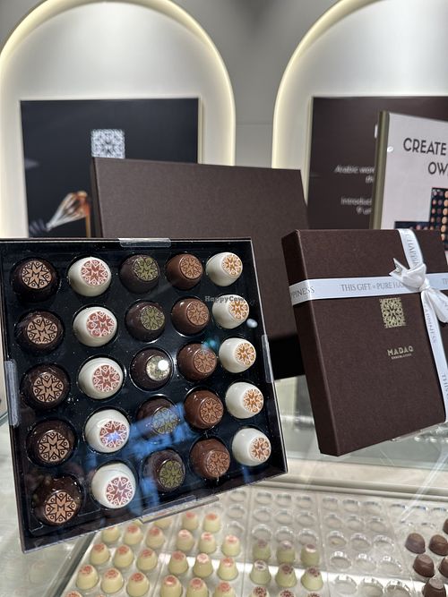 Boxen. Vaak 1 soort vegan   at Madaq Chocolatier in Gelderland