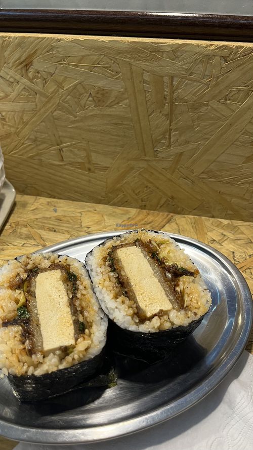 Já fui nesse restaurante duas vezes e amei, tem muuuitas opções veganas! esse da foto é o Onigirazu Tofukatsu com o molho do Onigirazu Mapotofu, explosão de sabores!   at Casa Aguiko in Sao Paulo