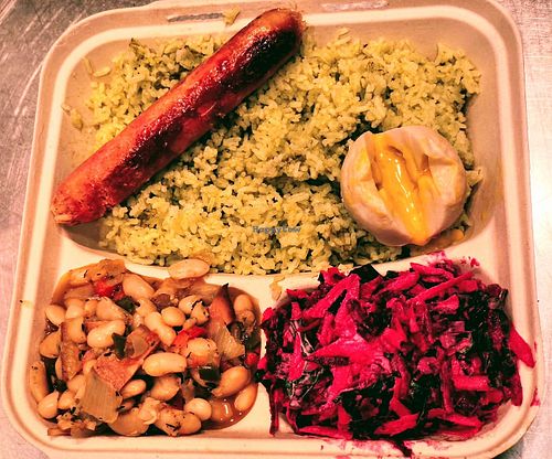Pasaba por la zona y un aroma apetitoso me llegó. Acabé disfrutando de una experiencia culinaria magnífica. Todo riquísimo y hecho con mucho amor 100x100veg!!. Repetiré! at Vegan Famíly Terrassa in Terrassa