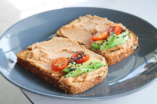 Hummus toast, pan de masa madre recién horneado con hummus y un toque de tomates deshidratados at Zensano Health Bar & Nutrition in Chihuahua