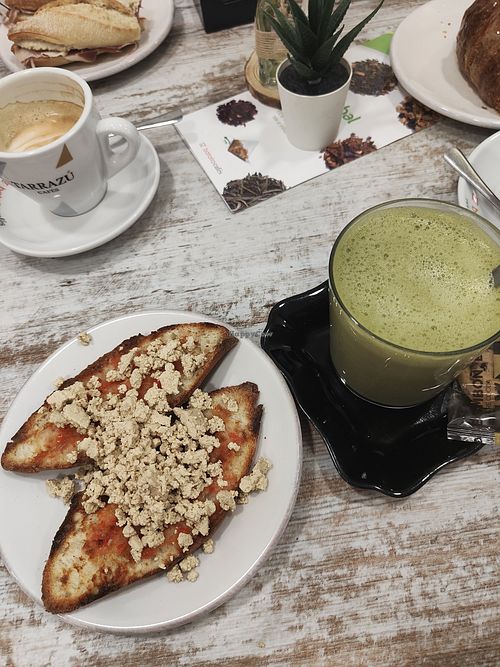 Matcha latte con tostadas (el tofu de encima es añadido mio que me lo lleve) at El Secret Cafeteria i Pastisseria in Catalunya