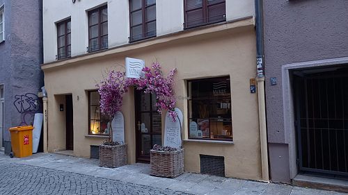 outside at Luv & Lee Hautmanufaktur in Augsburg