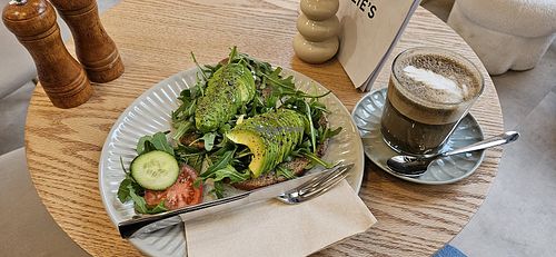 Avoboom und Hojicha Latte mit Kokosdrink at CHARLIE'S Cafe in Herford