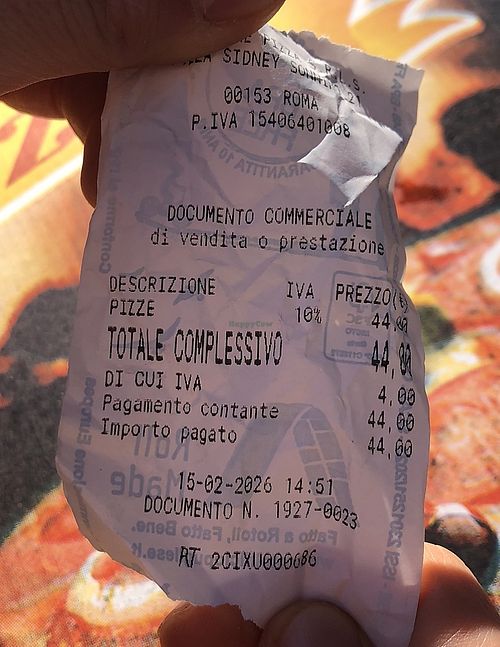 Circa due cartoncini di pizza assortita, due supplì a 4€ e due bottigliette d’acqua naturale sono costati 44€. Un po’ troppo!   at Mo' Veggo in Rome