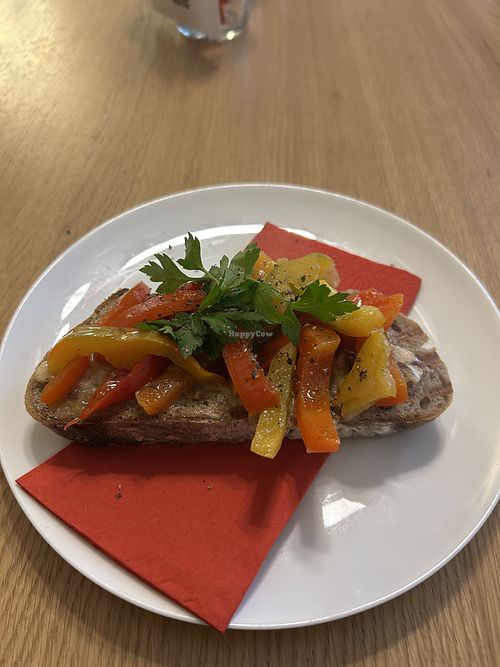 Getoastetes Sauerteigbr mit Dattel-Walnussbutter & geschmorte Paprika 5,50€  at La Mesa in Wien